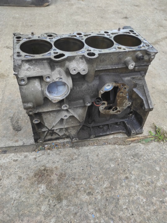 фото №5, Блок  двигуна vw audi 2.0 fsi axw 06d103023