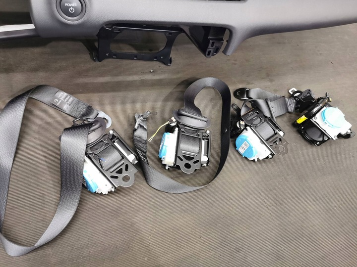 фото №13, Toyota yaris iv 4 2024 панель раздаточная консоль подушка безопасности ремни оригинальная