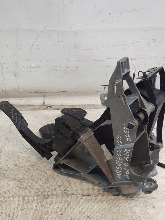 фото №16, Педали комплект каркас оригинальный номер 4f1721117b eu audi a6 c6 sedan 2.0tdi 05r.