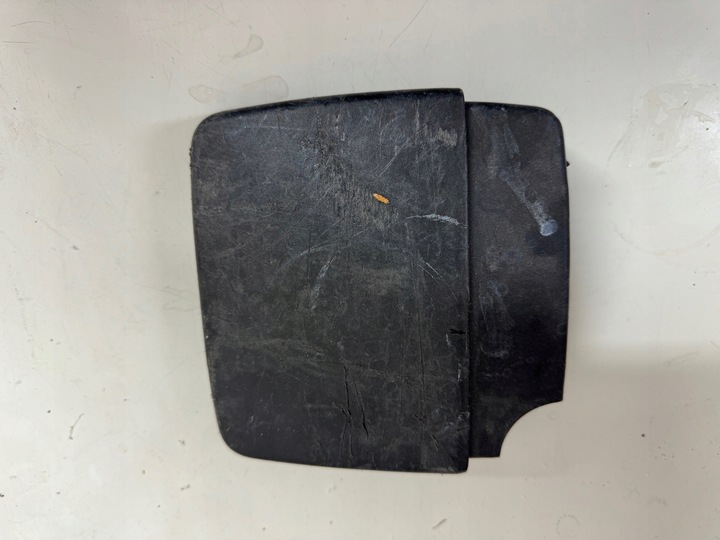 фото №1, Заглушка защита пластик задней правой лампы vw t4 transporter 701868788