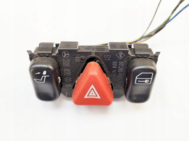 фото №1, Переключатель аварийных блокировка подголовник штекер mercedes w202 w208 w210