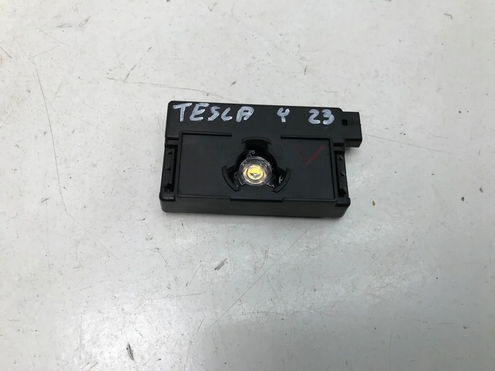 фото №1, Tesla модель y 2023 лампа освітлення інтер'єру кабіни 1504703-00-d