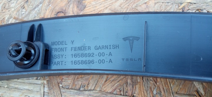 фото №13, Tesla модель y 20- накладка молдинг крыльев правое перед 1658696-00-a