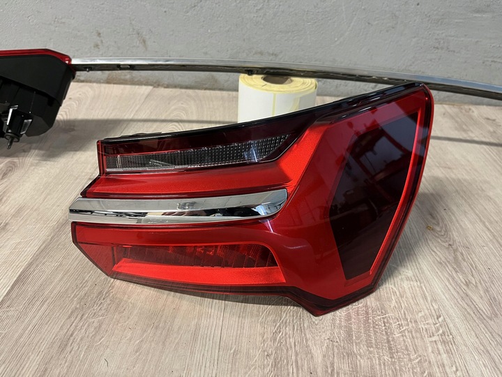 фото №10, Audi a6 c8 4k5 sedan лампа левый правый зад комплект планка