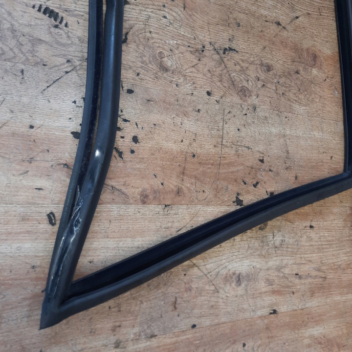 фото №8, Iveco daily 2010 прокладка скла права перед