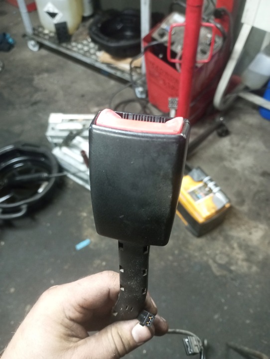 фото №3, Застібка ременя лівий перед passat b6 b7 3c0857755