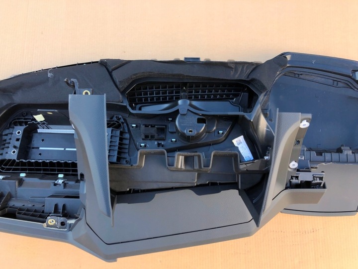фото №13, Торпедо чорна pulpit чорний 4kl857736 audi e-tron 2020- роздавальна консоль