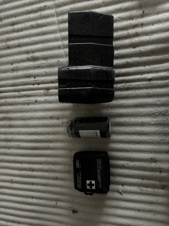 фото №3, Audi q7 4m0012109 пенополистирол багажника аптечка клей do колёса уплотнительный