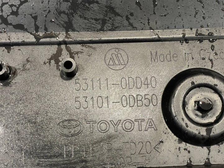 фото №14, Toyota yaris iv 4 20- бампер перед передній решітка