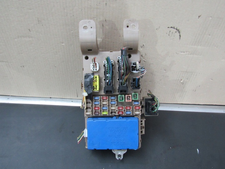 фото №1, Коробка предохранителей corolla e12 рестайлинг 2.0 d4d 82641-02040