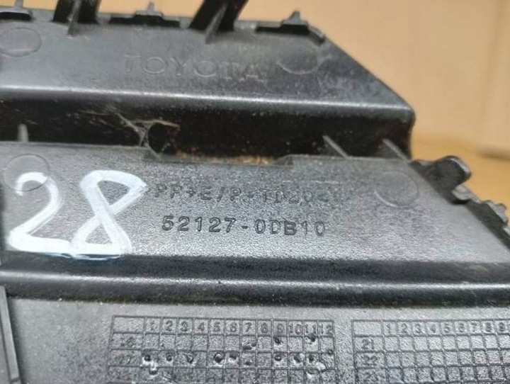фото №3, M28 toyota yaris iii рестайлинг заглушка фаркоп бампера перед 52127-0db10