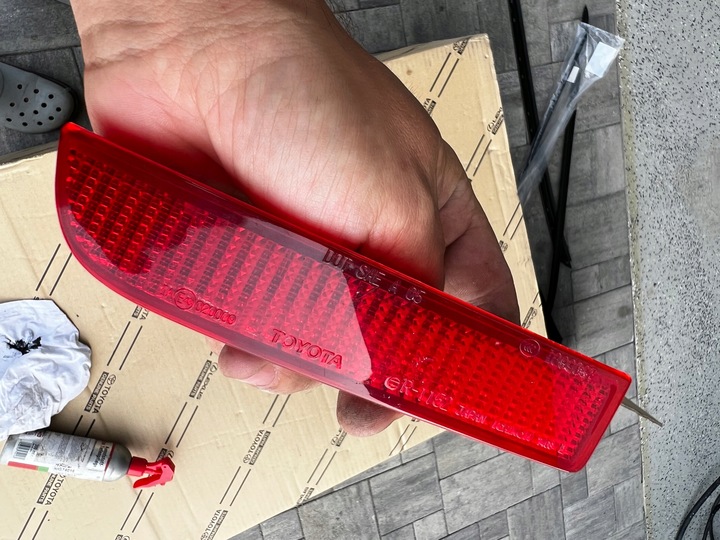 фото №1, Toyota avensis t270 отражатель лампы задней r1152