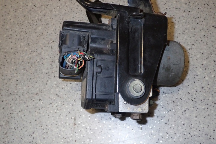 фото №4, Toyota avensis t25 1,8 03- насос абс блок управления