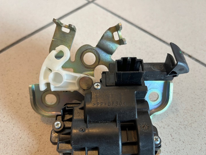 фото №8, Замок крышки багажника audi seat skoda octavia 3 оригинальный номер