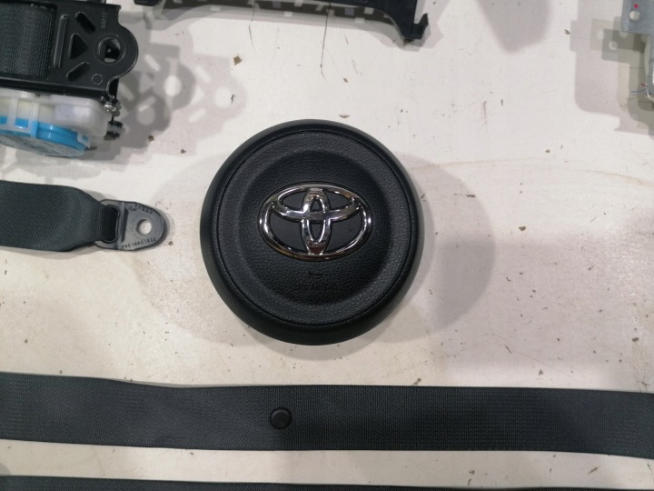 фото №5, Toyota yaris 4 iv торпедо консоль подушка  ремені