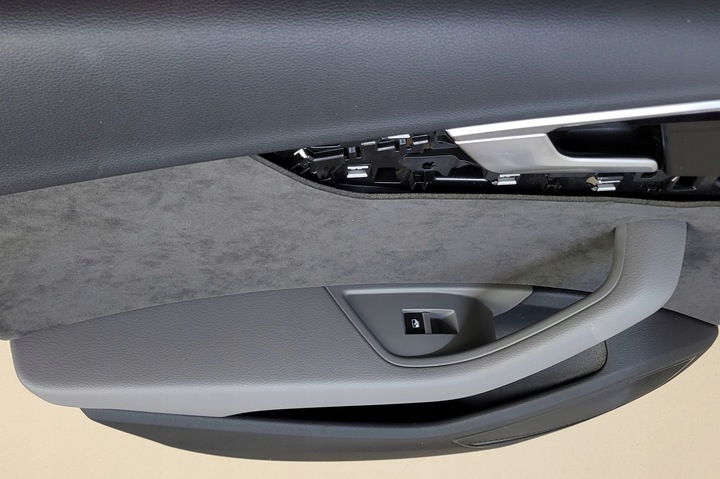 фото №8, Боковина дверь обивка левый зад алькантара audi a4 b9 8w оригинальный номер b&o ambiente led