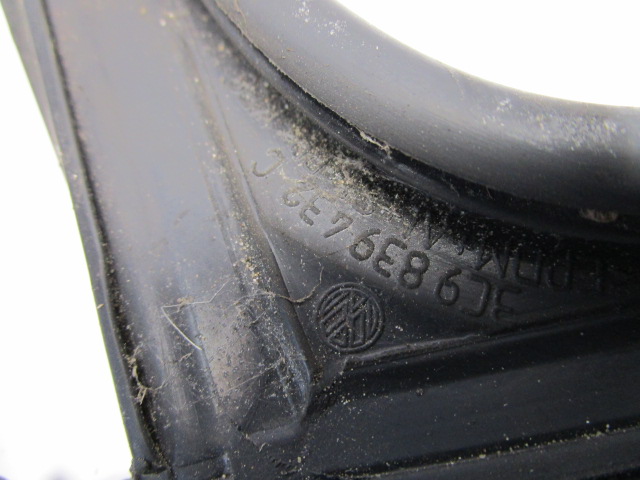 фото №2, Passat b6 3c рамка дверь прокладка стёкла зад правая хром универсал 5d