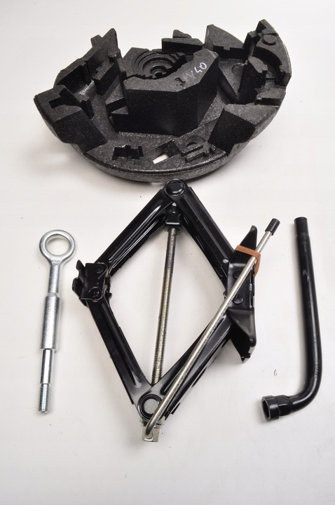 фото №6, Volvo v40 ii набор домкрат подъемник ключ ушко 31381882 31381637 31362159