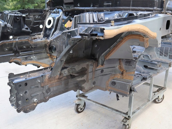 фото №1, Чверть ліва передня лонжерон mercedes-benz eqc 19-24 r. 831