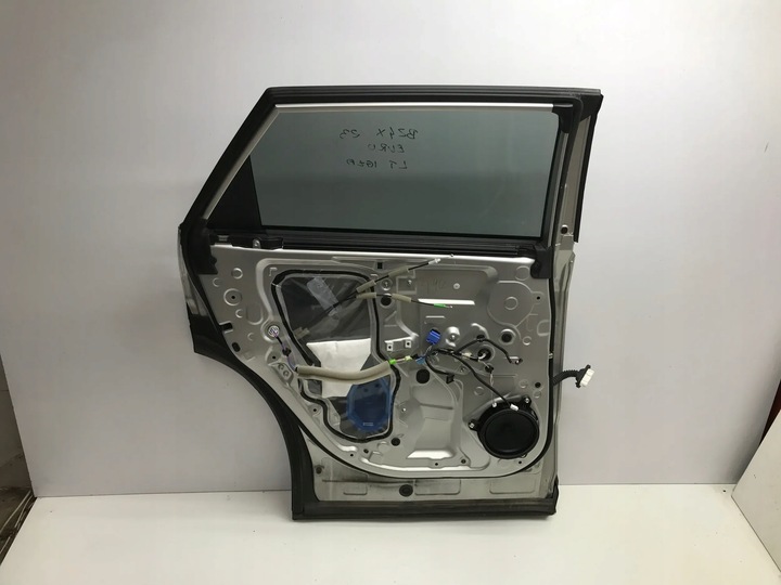 фото №2, Toyota bz4x 2023 дверь левый зад задние w цвет 1j6 серебристые комплектные