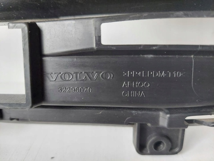 фото №6, Volvo xc60 ii 16- решётка бампера средняя перед