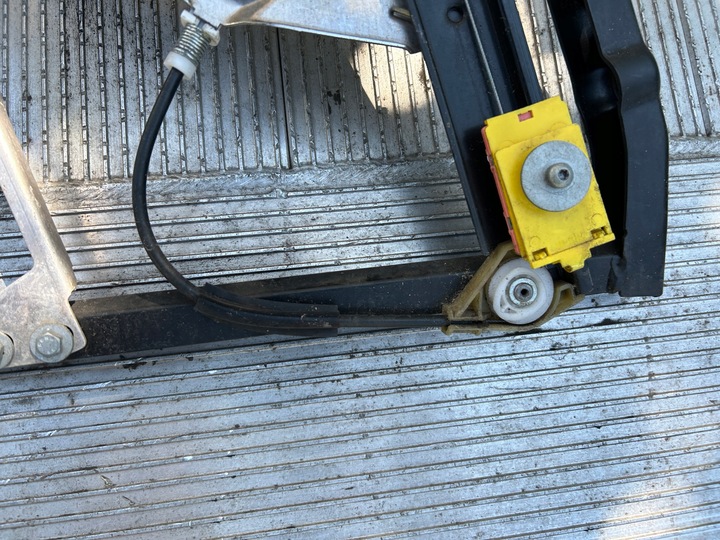 фото №11, Рамка подъемник механизм стёкла правые перед audi a6 c5 sedan универсал