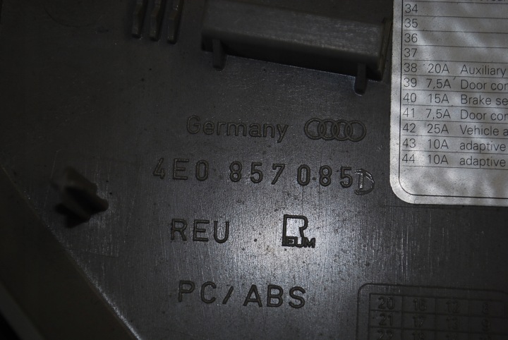 фото №14, Audi a8 d3 защита консоли левая 4e0857085d