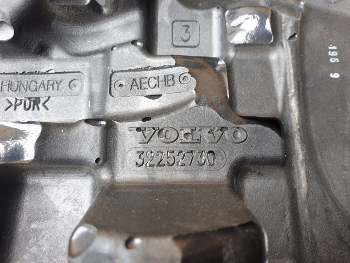 фото №7, Volvo xc40 крышка двигателя 32252730 1.5 гибрид