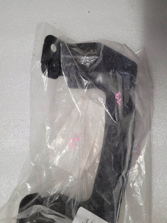 фото №6, Porsche macan 95b держатель крепление заливка топлива 95b802305 95b802305ygrv