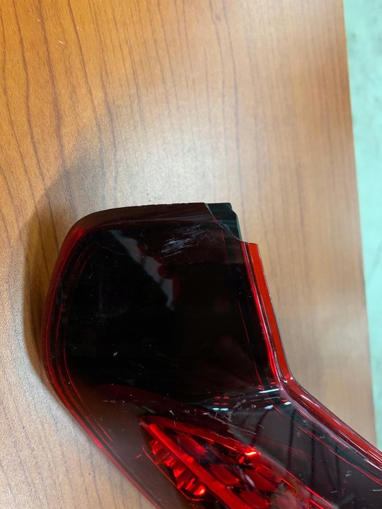 фото №12, Пошкоджені лампи mercedes w213 рестайлінг w кришка багажника l r