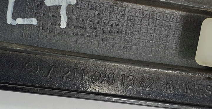 фото №7, Mercedes-benz оригинальный номер a2116901362 планка дверь задних l