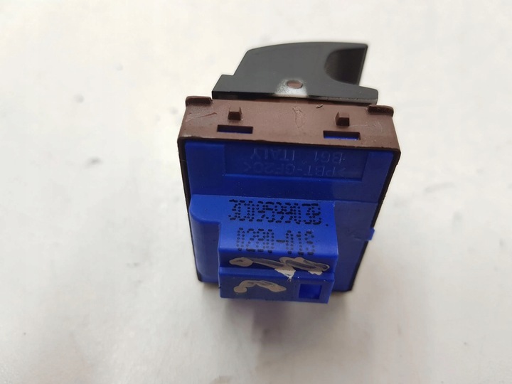 фото №7, Volkswagen passat b6 2010 кнопка відкривання заливання пального