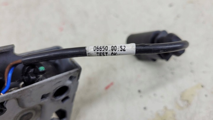 фото №5, Audi tt 8s засов замок капота 8s0823509c