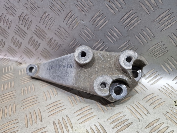 фото №1, Лапи кронштейн крепление коробки insignia 1.6 cdti