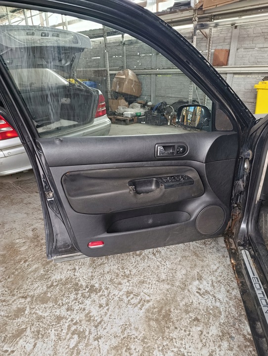фото №1, Боковина обивка левая перед vw golf 4 iv 5d