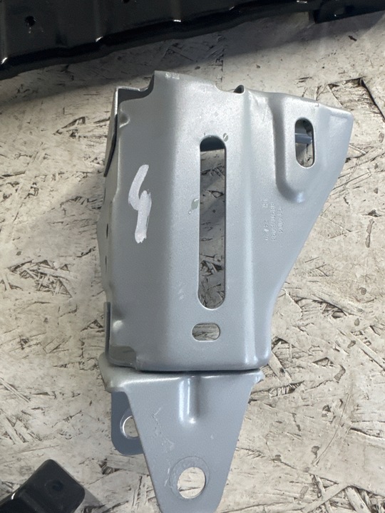 фото №8, Volvo ex30- кронштейн кріплення балка ременя перед