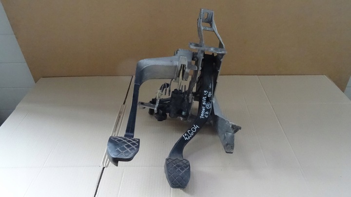 фото №1, Passat b5 1.9tdi рестайлінг педаль зчеплення гальма 8d1721117n