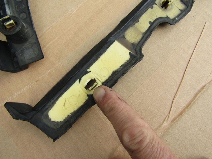 фото №10, 3 mercedes w124 прокладка капота 85-93 kpl l+p