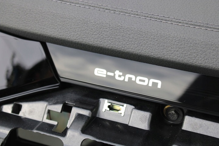 фото №9, Audi q8 e-tron консоль pulpit 4m 4kl857001 панель роздавальна капот pulpit