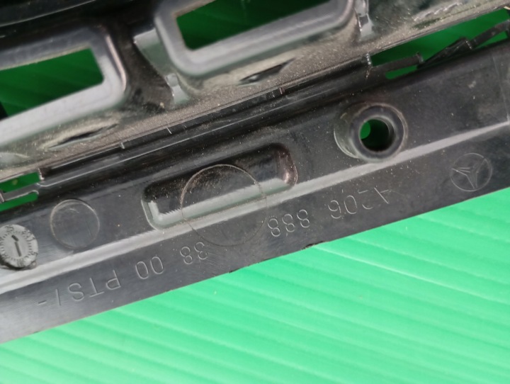 фото №9, Центральна решітка бампера mercedes c klasa w206 a2068883800 повний