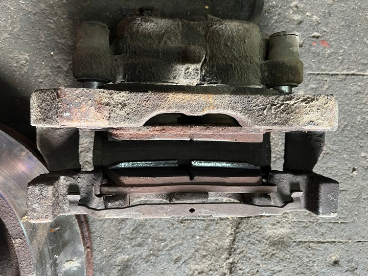 фото №2, 38 jeep grand cherokee wk2 супорт гальмівні колодки перед