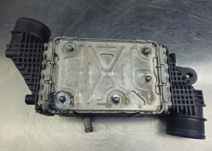 фото №6, Радиатор воздуха интеркулер audi vw skoda 2.0 tdi 04l145749b