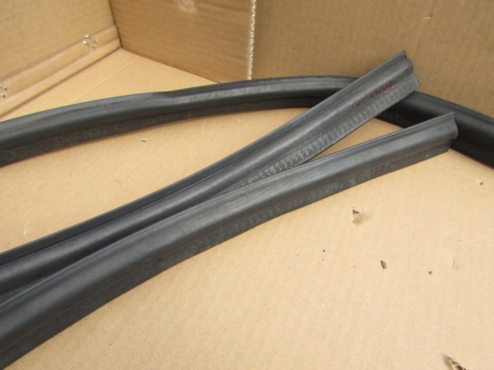 фото №8, 4 mercedes w211 прокладка резиновая подкапотное пространство