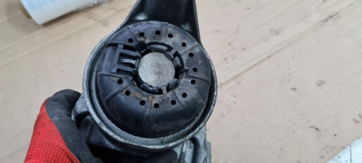 фото №10, A4 b9 8w кронштейн подушка двигуна праве перед 2.0 tdi 8w0199372cd a5 8w