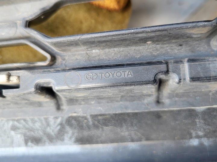 фото №14, Бампер перед решётка передняя решётка логотип значок toyota rav4 v гибрид oem номер