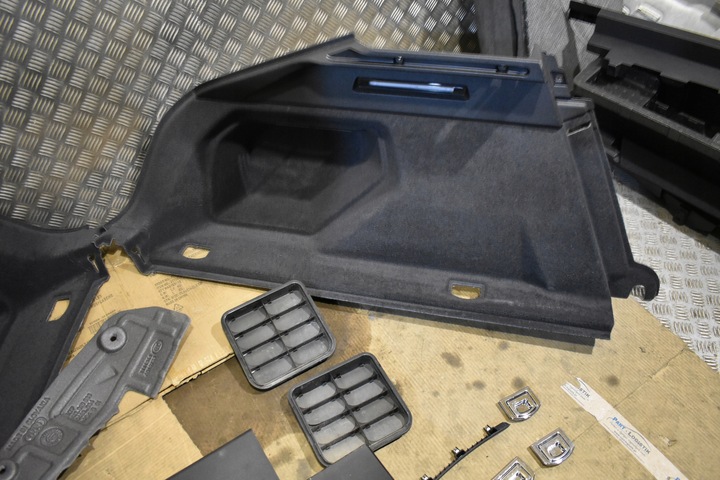 фото №6, Идеальные салон багажника обивка kpl. audi e-tron 4ke 1