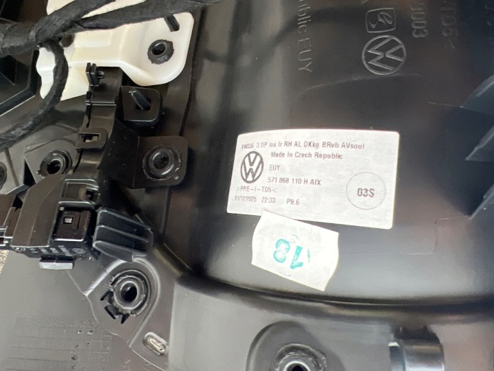 фото №13, Обшивки салона (дверные карты) дверь правая перед vw tayron 57m867012p новый оригинальная запчасть