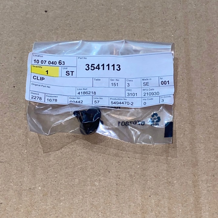 фото №2, Volvo s60 v70 xc60 клипса /штифт /клипса багажника