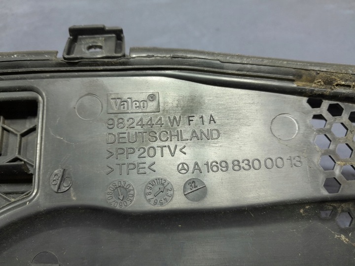 фото №6, Mercedes b w245 панель под лобовым стеклом верхний a1698300013