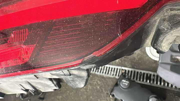 фото №14, Лампа накладка крышки зад audi e-tron 4ke945095b